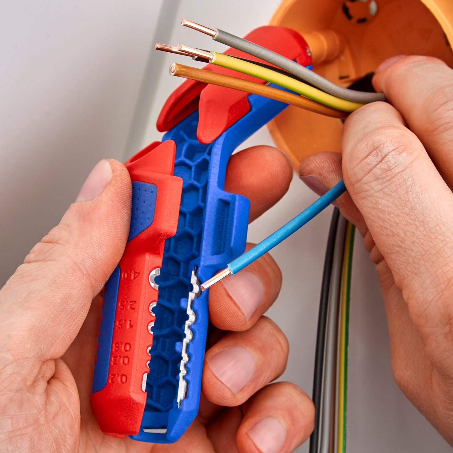 KNIPEX 16 95 03 SB Pelacables para cables fotovoltaicos ErgoStrip® PV 135 mm
