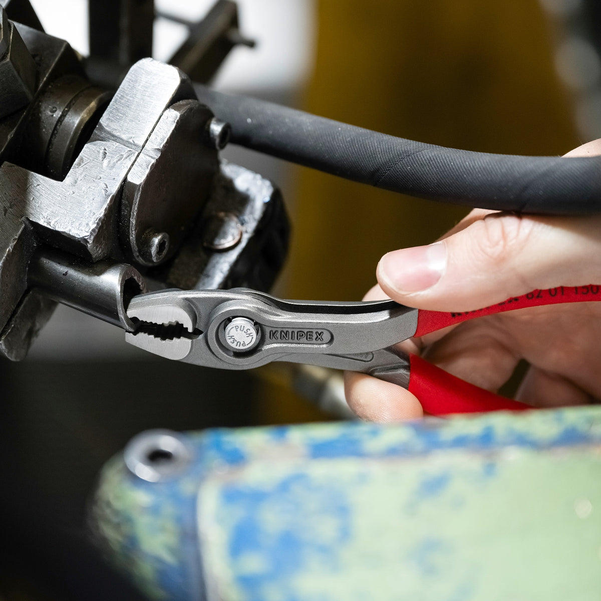 KNIPEX 82 01 150 SB Pinza de mecánico TwinGrip agarre frontal y lateral con mangos de plástico pavonada 150 mm (6'')