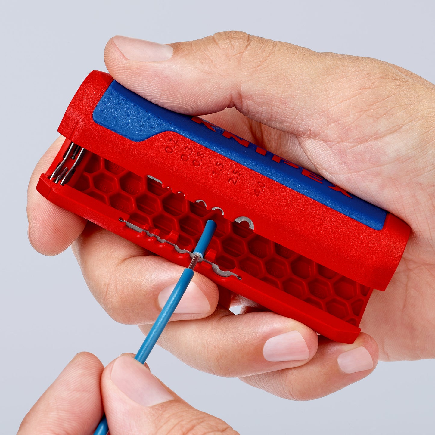 KNIPEX 90 22 02 SB Herramienta para corte de tubos corrugados TwistCut 100 mm (4″)