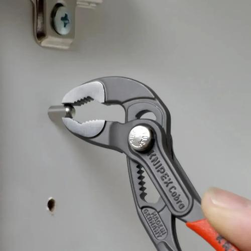 KNIPEX 87 01 125 Pinza de extensión pico de loro Cobra con mangos de plástico pavonada 125 mm (5'')