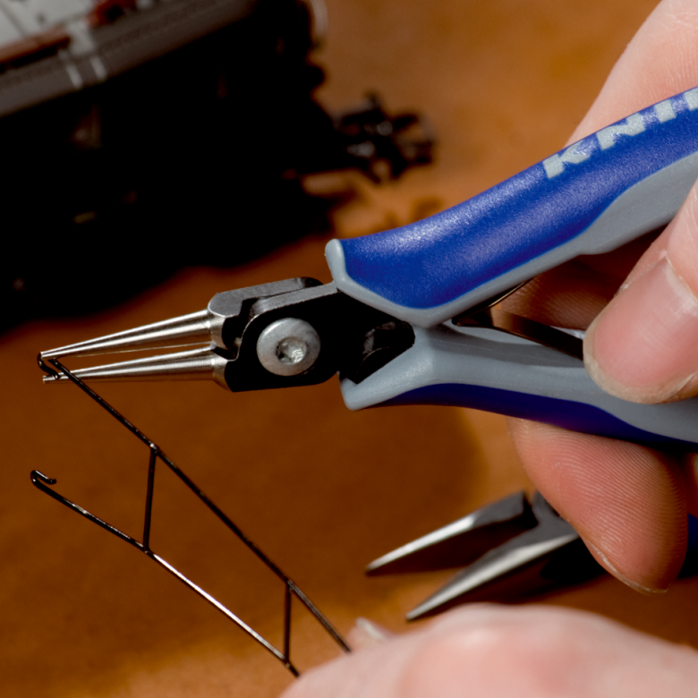 KNIPEX 34 32 130 Pinza de punta redonda para electrónica con mangos ergonómicos bruñido 130 mm (5″)