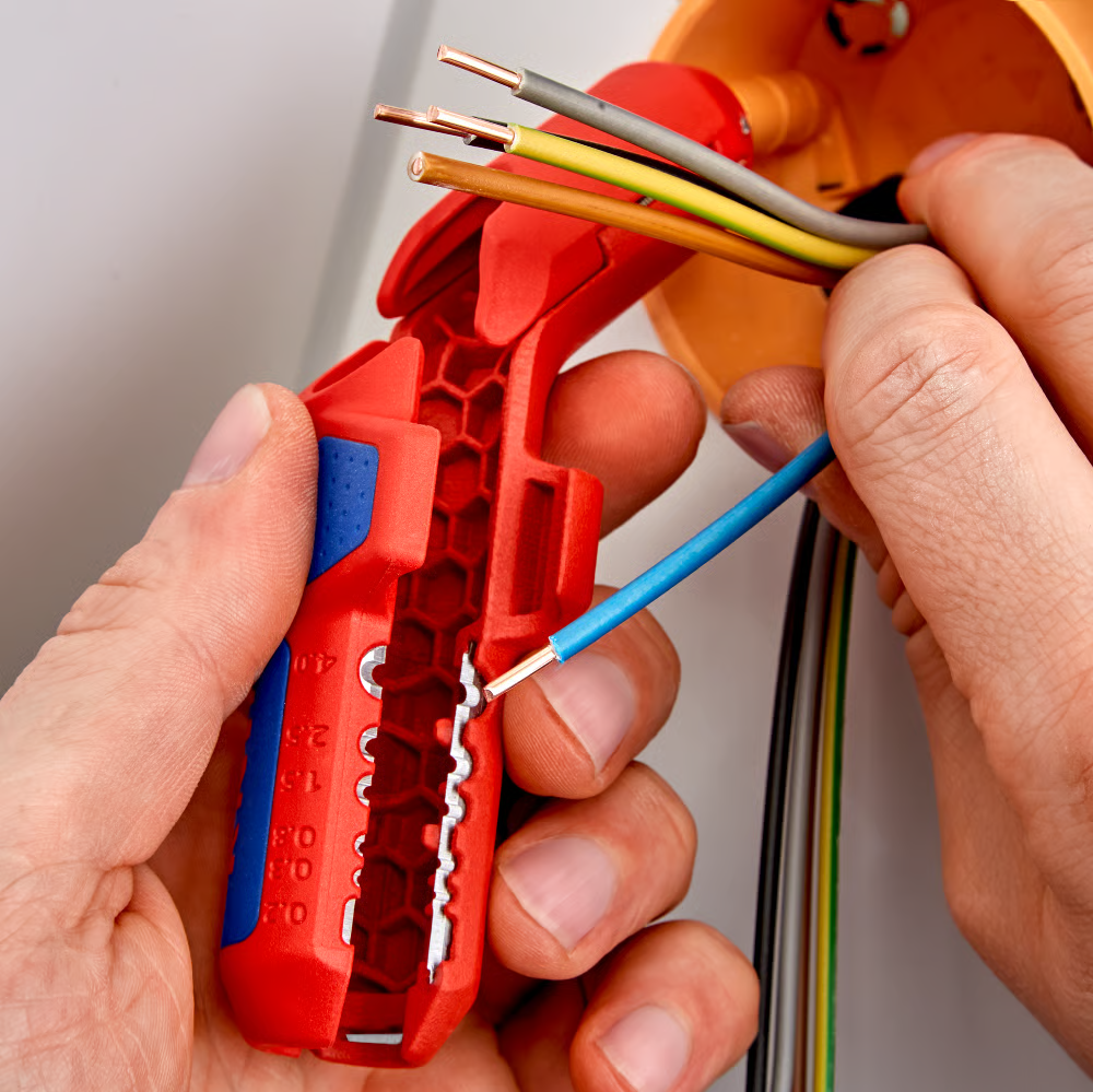 KNIPEX 16 95 01 SB Pelacables universal para diestros ErgoStrip de plástico reforzado con fibra de vidrio 135 mm (5.25'')